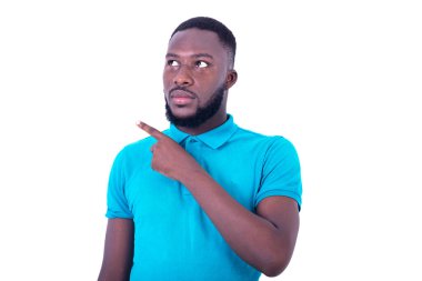 Mavi tişörtlü, yakışıklı ve ciddi bir adamın portresi..