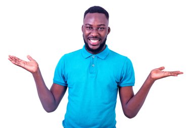 Mavi tişört giyen yakışıklı genç adam avuçlarında gülümseyerek bir şeyler gösteriyor..