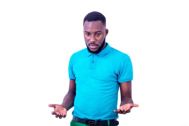 Mavi tişört giyen, ellerini hareket ettiren düşünceli genç adam..