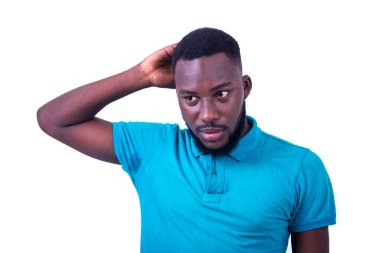 Yakışıklı dalgın genç adam, eli başının üstünde duruyor..