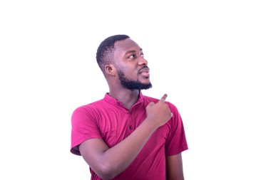 Kırmızı tişört giyen yakışıklı bir gencin portresi. Parmakla işaret ediyor ve yana bakıyor..