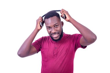 Kırmızı tişört giyen, kameraya gülümserken kask takan yakışıklı, mutlu genç bir adam..