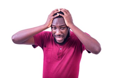 Kırmızı tişört giyen, kafası iki elle tutulan yakışıklı, hayal kırıklığına uğramış genç bir adam..