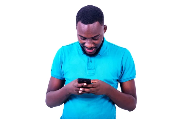 Портрет Красивого Молодого Чоловіка Синій Футболці Спілкується Мобільному Телефоні Коли — стокове фото