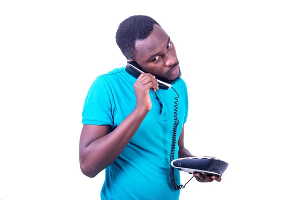 Fiatal Üzletember Kék Pólóban Áll Fehér Háttér Beszél Mobiltelefon — Stock Fotó