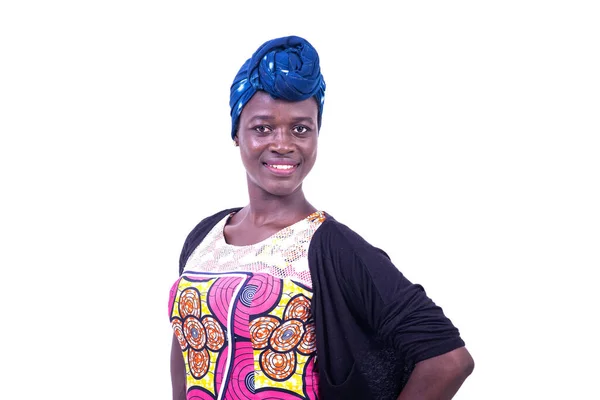 Retrato Uma Bela Jovem Africana Sorrindo Para Câmera — Fotografia de Stock