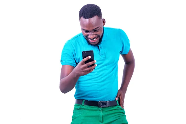 Mavi Tişört Giyen Yakışıklı Bir Gencin Portresi Gülümserken Cep Telefonuyla — Stok fotoğraf