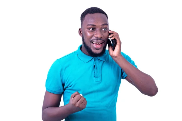 Портрет Красивого Счастливого Молодого Человека Синей Футболке Разговаривающего Мобильному Телефону — стоковое фото