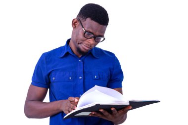 Gözlüklü, not defteri okuyan yakışıklı ve ciddi iş adamının portresi..