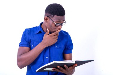 Gözlüklü, not defteri okuyan yakışıklı ve ciddi iş adamının portresi..