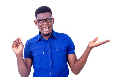 Yakışıklı, genç, ciddi iş adamı kameraya bakarken kollarını sallıyor ve konuşuyor..