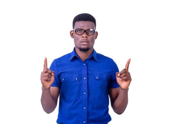 Yakışıklı, ciddi, gözlüklü, parmaklarını havaya kaldırmış genç bir adam..