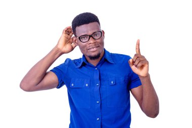 Yakışıklı genç işadamı kameraya gülümserken parmağını kaldırıyor..