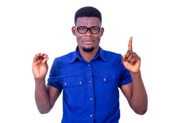 Yakışıklı genç işadamı kameraya gülümserken parmağını kaldırıyor..