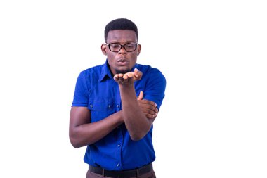 Genç mutlu adam, optik gözlük takıyor, kameraya bir öpücük yolluyor..