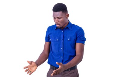 Yakışıklı genç iş adamının portresi şaşırdı; yan durdu ellerini jest yaparken.