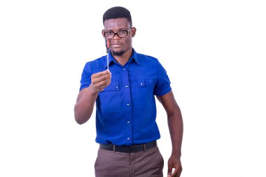 Elinde tornavida tutan, optik gözlüklü yakışıklı bir genç..