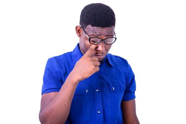 Genç ciddi işadamı, optik gözlük takıyor, parmaklarıyla gözlerini tırmalıyor..