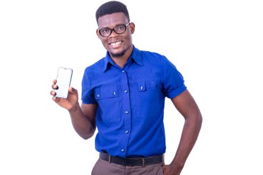 Genç mutlu iş adamı kameraya gülümserken cep telefonu ekranı gösteriyor.