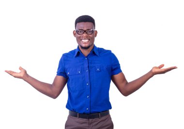 Genç mutlu iş adamı optik gözlük takıyor, iki elini boş alanda tutuyor ve gülümsüyor..