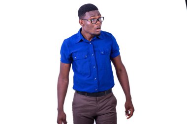 Yakışıklı, şaşırmış, optik gözlük takan ve yan bakan yetişkin bir adam..