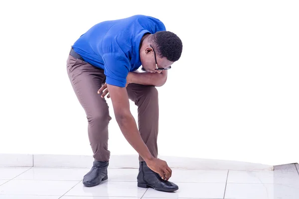 Homem Adulto Bonito Usando Óculos Ópticos Limpando Seu Sapato Preto — Fotografia de Stock