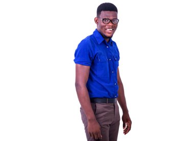 Optik gözlüklü genç adam kameraya bakıp gülümsüyor..