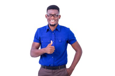 Kameraya gülümserken başparmağını gösteren optik gözlük takan genç mutlu bir adam..