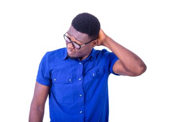 Optik gözlük takan, el ele tutuşan genç ciddi bir adamın portresi..