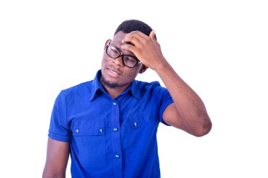 Optik gözlük takan, alnına el ele tutuşan genç bir adam..