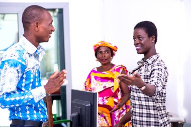 Ofiste durup gülümseyen ortaklar.