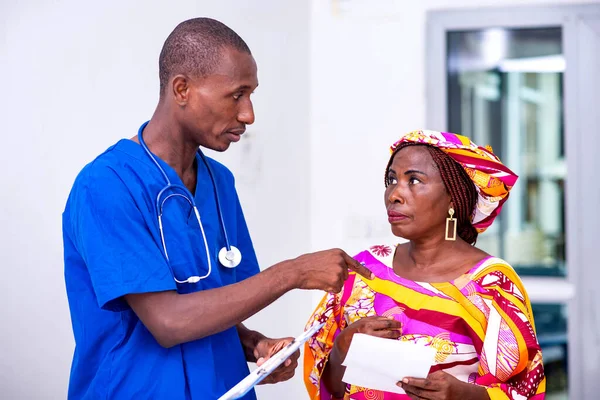 Médico Masculino Dando Conselhos Prescrição Para Paciente Hospital Feminino — Fotografia de Stock