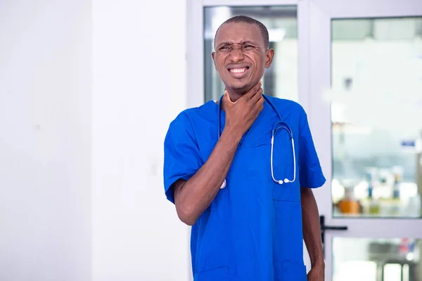 Beau Jeune Homme Médecin Uniforme Bleu Stéthoscope Souffrant Maux Gorge — Photo