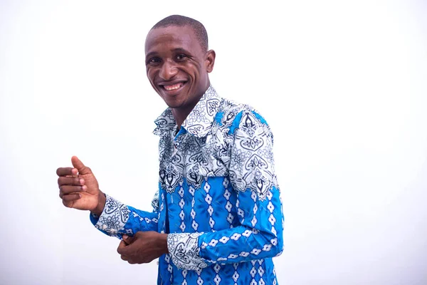 Joven Hombre Negocios Con Una Camisa Azul Pie Sobre Fondo — Foto de Stock