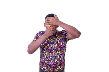 Ağzı ve gözleri ellerle kaplayan yakışıklı genç adamın portresi. beyaz arkaplanda izole.