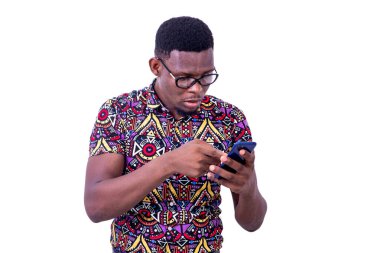 Gözlük takan, cep telefonu ekranını işaret eden, şaşırmış genç adam..