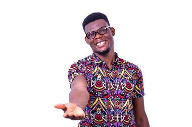 Optik gözlüklü genç adam, kameraya uzan ve gülümse..