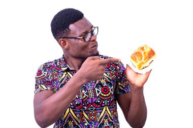 Yakışıklı bir gencin kahvaltı yaparken ayçöreğini işaret ettiği portresi..