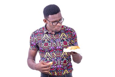 Ay çöreği yerken kahvaltı eden yakışıklı bir gencin portresi..