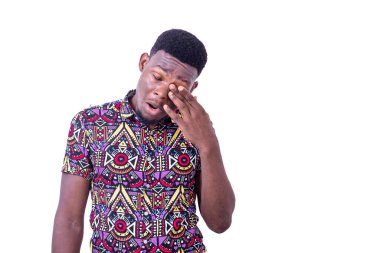 Ciddi bir genç adam portresi, eliyle gözünü ovuyor..