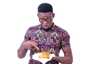 Yakışıklı bir gencin kahvaltı yaparken ayçöreğini işaret ettiği portresi..