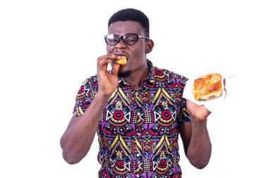 Ay çöreği yerken kahvaltı eden yakışıklı bir gencin portresi..