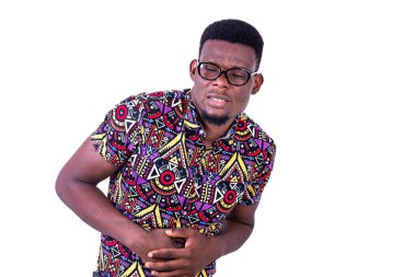 Karnında karın ağrısı olan genç bir adamın portresi..