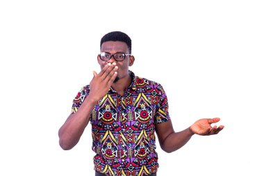 Optik gözlük takan yakışıklı genç adam kameraya bakarken el ele tutuşuyor..