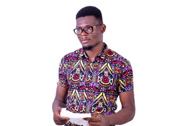 Gözlüklü yakışıklı genç bir işadamı elinde mendille beyaz arka planda dikiliyor.