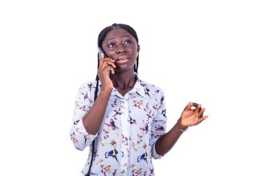 Güzel, genç ve ciddi bir kadının portresi elini hareket ettirirken cep telefonuyla konuşuyor..