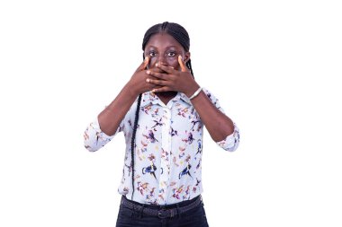 Güzel ve şaşırmış bir kadının portresi kameraya bakarken elleriyle ağzını kapatıyor..