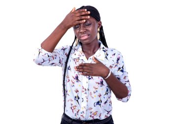 Baş ağrısı çeken genç ve güzel bir kadının portresi..