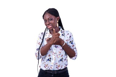 Parmakla işaret eden güzel bir genç kadının portresi. Kameraya bakarken..