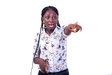 Parmakla işaret eden güzel bir genç kadının portresi. Kameraya bakarken..